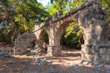 Antik Phaselis şehrinde su kemeri kalıntıları, Türkiye