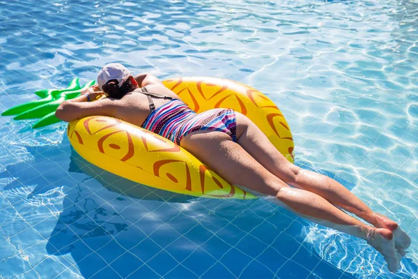 Donna Che Nuota Piscina Ananas Gonfiabile — Foto Stock