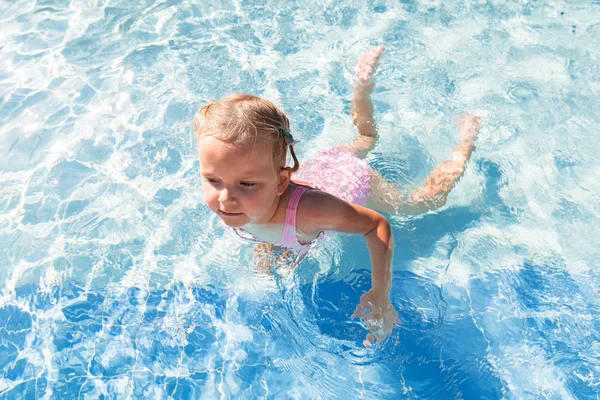 Bambina Che Nuota Piscina Durante Vacanze Estive — Foto Stock