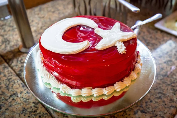 酒店餐厅内带有土耳其国旗颜色的蛋糕 — 图库照片