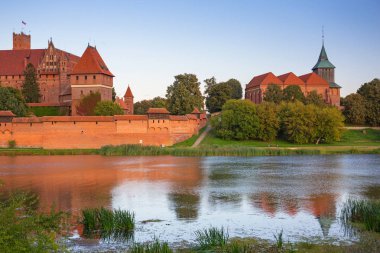 Günbatımında Nogat nehri üzerindeki Malbork kalesi, Polonya