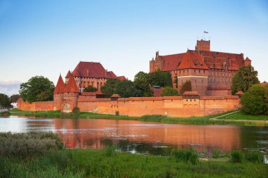 Günbatımında Nogat nehri üzerindeki Malbork kalesi, Polonya
