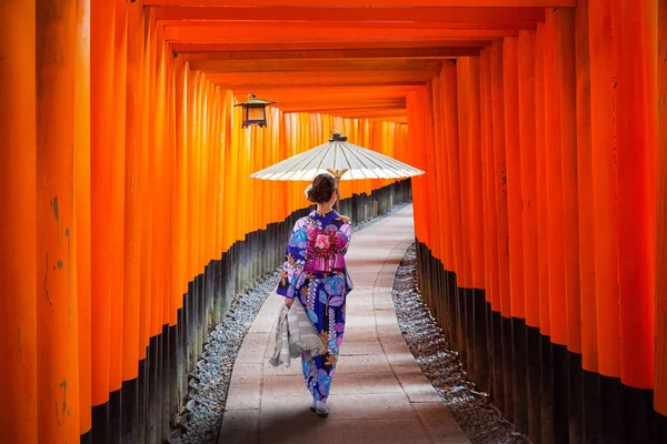 Mujer Kimono Tradicional Umbrela Caminando Por Puertas Torii Japón —  Fotos de Stock