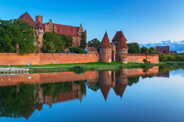 Castelo Malbork Sobre Rio Nogat Pôr Sol Polónia — Fotografia de Stock