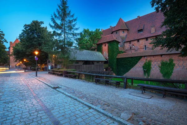 Malbork kasteel van de Duitse orde in de schemering, Polen — Stockfoto