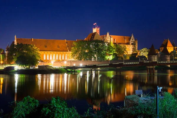Castello di Malbork sul fiume Nogat di notte, Polonia — Foto Stock