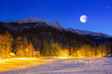 Giewont gece Tatra Dağları'nda. Uyuyan şövalye silüeti.