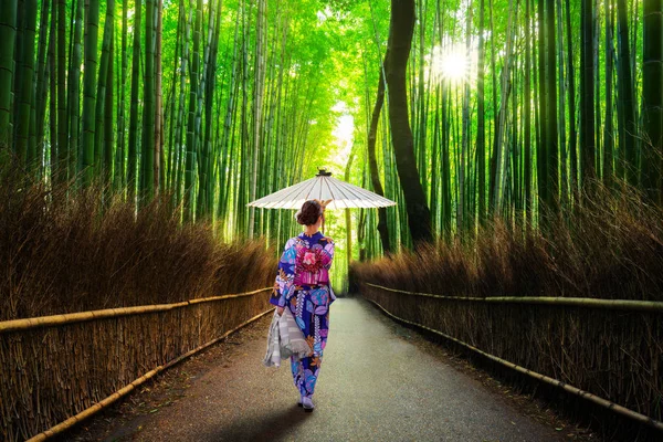 Bambuswald Bei Arashiyama Mit Frau Traditionellem Kinono Und Regenschirm Japan — Stockfoto