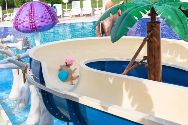 Niña Tobogán Agua Vacaciones Sol —  Fotos de Stock