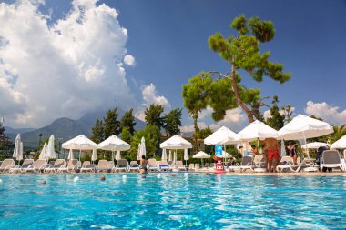 Tekirova, Türkiye - 7 Eylül 2019: Tekirova' daki Phaselis Rose otelinin güzel havuz alanı. Tekirova, Türkiye'nin Akdeniz kıyısında yer alan bir sahil beldesi dir.
