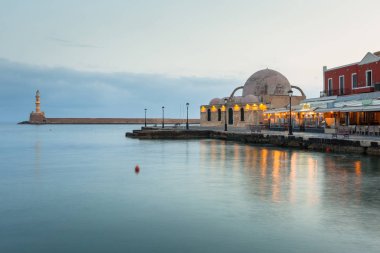 Girit adasında şafakvakti Chania limanında eski cami, Yunanistan