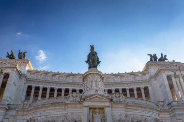 Ulusal Anıt Roma mimarisi güneşli gün, İtalya