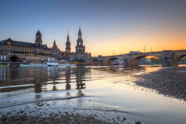 Elbe Nehri, Saksonya'da Dresden'de güzel gün batımı. Almanya