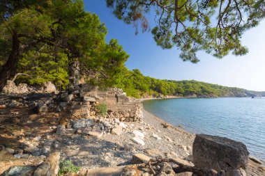 Türkiye kıyısındaki antik Phaselis kentinin kalıntıları