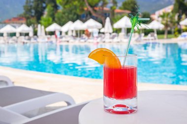 Yaz tatillerinde havuzda kırmızı içecek