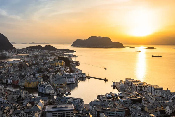 Belo Pôr Sol Sobre Alesund Cidade Oeste Noruega — Fotografia de Stock