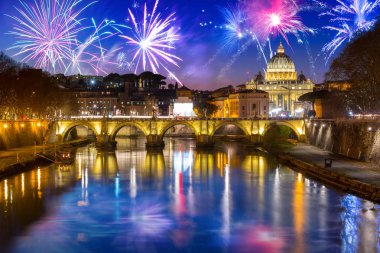 Saint Peter Bazilikası Vatikan'da Saint Angelo Köprüsü ile