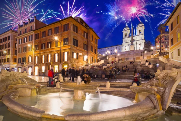 Fountain on the Piazza di Spagna square and the Spanish Steps in — Stock Photo, Image