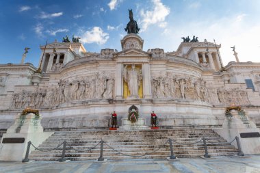 Rome, İtalya - 9 Ocak 2019: Ulusal anıt güneşli bir gün, İtalya, Roma, askerler