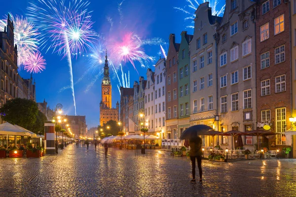 Architektura dlouhou uličkou v Gdaňsku na deštivé noci, Polsko — Stock fotografie