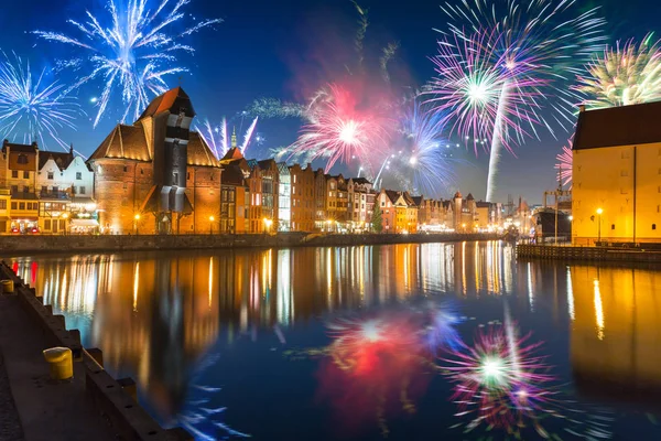 Architecture of the old town of Gdansk with historic Crane at Mo — Stock Photo, Image