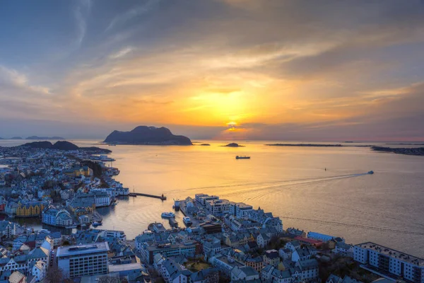 Belo pôr do sol sobre Alesund cidade no oeste da Noruega — Fotografia de Stock