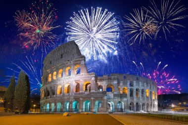 Roma, Italya'geceleri aydınlatılan Colosseum