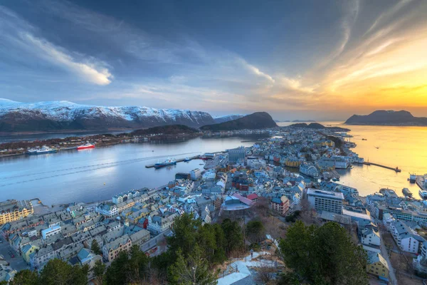 Όμορφο Ηλιοβασίλεμα Πάνω Από Την Πόλη Άλεσουντ Στη Δυτική Νορβηγία — Φωτογραφία Αρχείου
