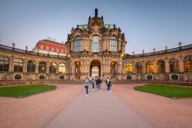 Dresden, Almanya - 19 Nisan 2019: Dresden ad dusk, Saksonya'daki Zwinger sarayının güzel mimarisi. Almanya