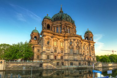Berlin, Almanya - 15 Haziran 2017: Berlin Katedrali (Berliner Dom) ve gündoğumu, Almanya Tv kulesinde. Başkenti ve en büyük şehri Almanya Berlin olduğunu.