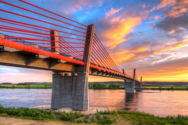 Vistula Nehri 'nde gün batımı ve kablo Polonya' nın Kwidzyn kentinde köprü olarak kaldı