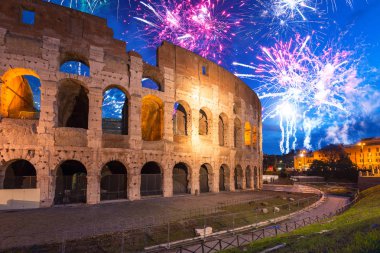 Roma 'daki Kolezyum gece aydınlandı, İtalya