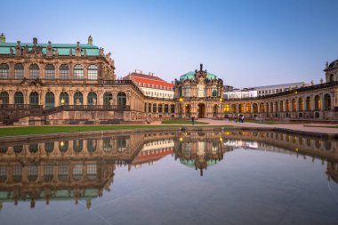 Dresden reklam alacakaranlık, Saksonya Zwinger sarayının güzel mimarisi. Almanya
