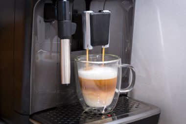 Evdeki kahve makinesinden taze demlenmiş kahve.