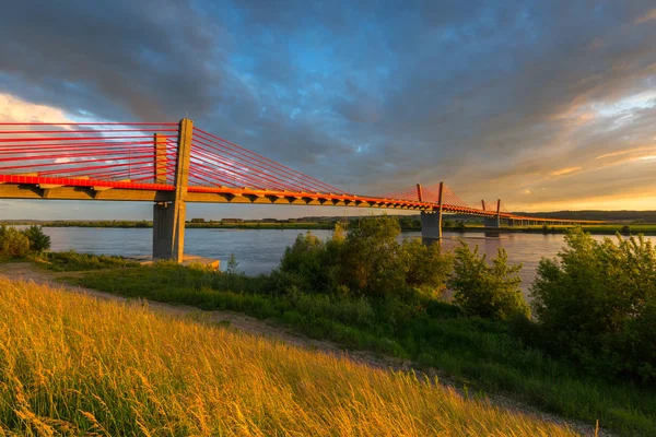 在Vistula河的落日落日和缆绳停放在波兰Kwidzyn的桥上 — 图库照片