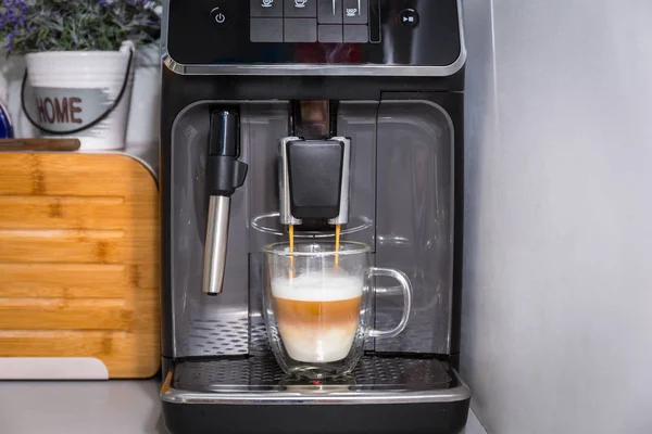 Φρεσκοπαρασκευασμένος Καφές Από Μηχανή Του Καφέ Στο Σπίτι — Φωτογραφία Αρχείου