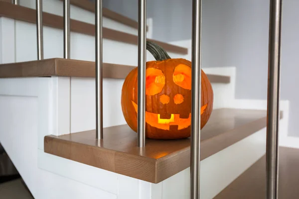 Calabaza Halloween Las Escaleras Casa Brillando Oscuridad — Foto de Stock