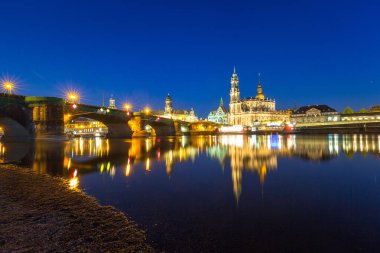 Elbe Nehri ve Augustus Köprüsü 'ndeki Dresden şehri, Saksonya. Almanya