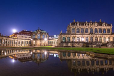 Geceleri Dresden, Saksonya 'daki Zwinger Sarayı' nın güzel mimarisi. Almanya