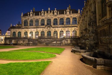 Geceleri Dresden, Saksonya 'daki Zwinger Sarayı' nın güzel mimarisi. Almanya