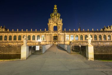 Geceleri Dresden, Saksonya 'daki Zwinger Sarayı' nın güzel mimarisi. Almanya