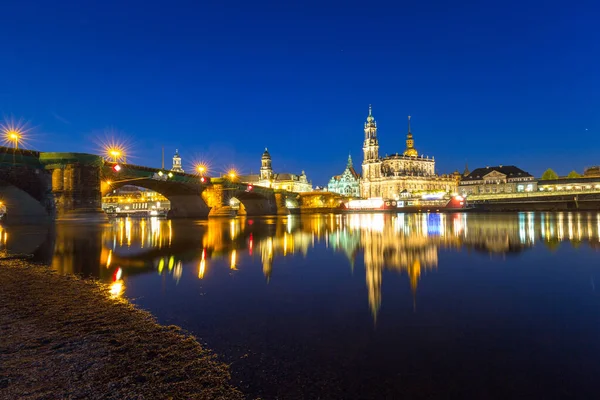 Stadtbild Von Dresden Der Elbe Und Augustusbrücke Bei Nacht Sachsen — Stockfoto