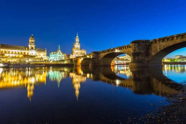 Stadtbild Von Dresden Der Elbe Und Augustusbrücke Bei Nacht Sachsen — Stockfoto