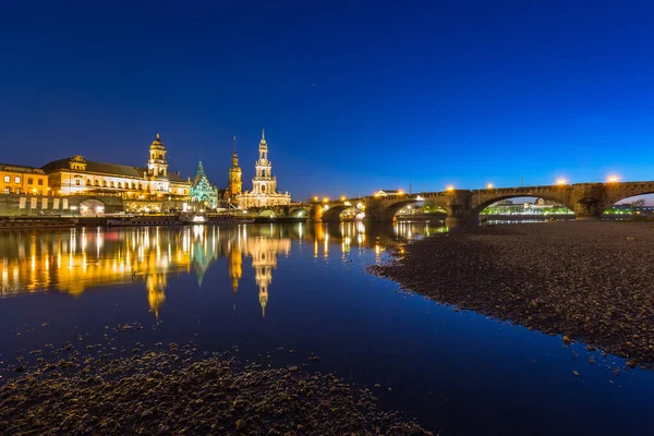 Stadtbild Von Dresden Der Elbe Und Augustusbrücke Bei Nacht Sachsen — Stockfoto