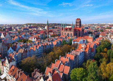 Polonya 'daki St. Mary Bazilikası ile Gdansk' taki eski şehrin havadan görüntüsü.