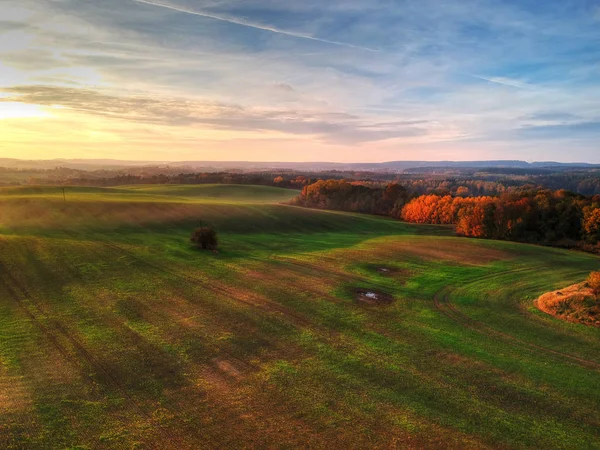 Yeşil Tarlada Inanılmaz Bir Gün Batımı Polonya — Stok fotoğraf