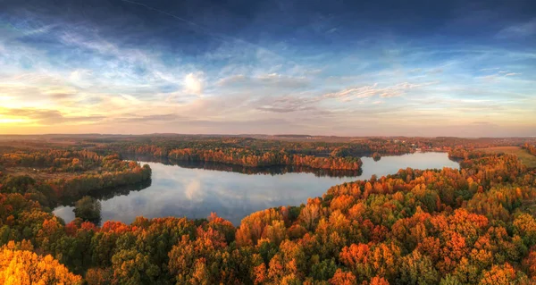 Geweldige Zonsondergang Boven Het Herfstbos Het Meer Polen — Stockfoto