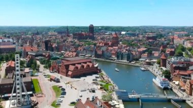 Gdansk, Polonya - 2 Haziran 2019: Gdansk, Polonya'daki eski şehrin mimarisi. Gdansk Ortaçağ eski şehir mimarisi ile Polonya Pomeranya tarihi başkenti.