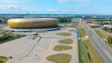 Gdansk, Polonya - 3 Ağustos 2019: Kehribar şekilli güzel futbol Energa Stadyumu ile Gdansk şehri manzarası, Polonya.