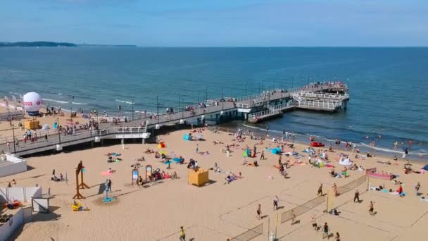 Gdańsk Polska Sierpnia 2019 Ludzie Relaksując Się Plaży Drewnianym Molo — Wideo stockowe